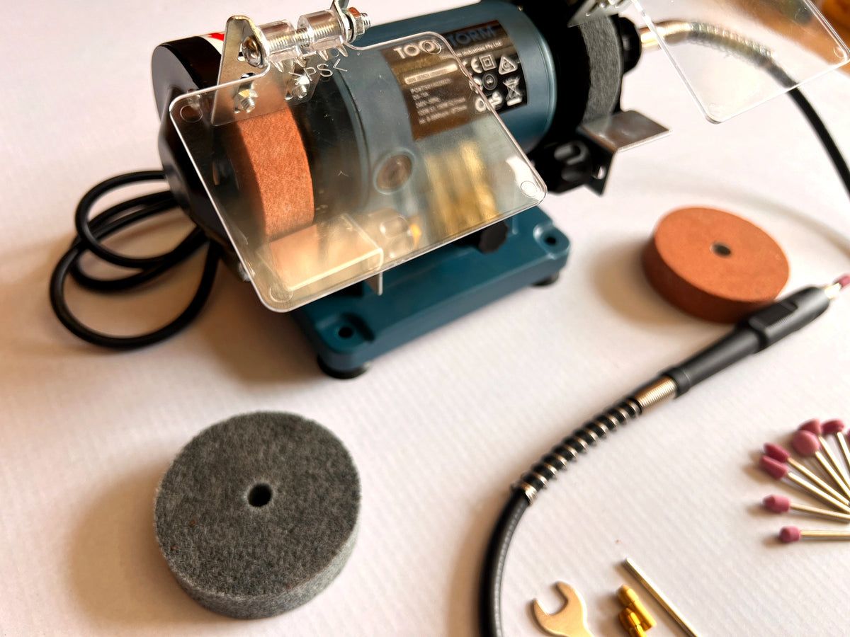 Bench Grinder Var.Speed,W/2 Grinding & 2 Polishing Disc & Flexible Shaft &10 Acc