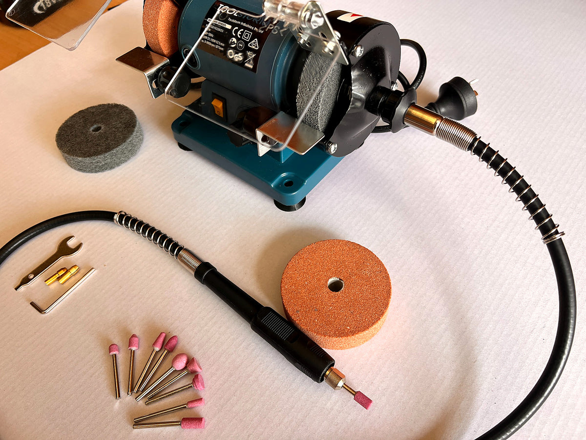 Bench Grinder Var.Speed,W/2 Grinding & 2 Polishing Disc & Flexible Shaft &10 Acc